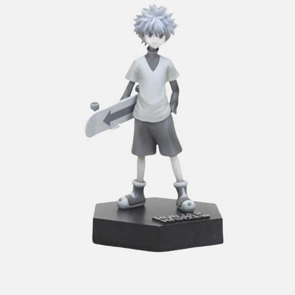 Figurine de Kirua Zoldik (16cm), vue de face, dans sa tenue classique, tenant son skateboard jaune.