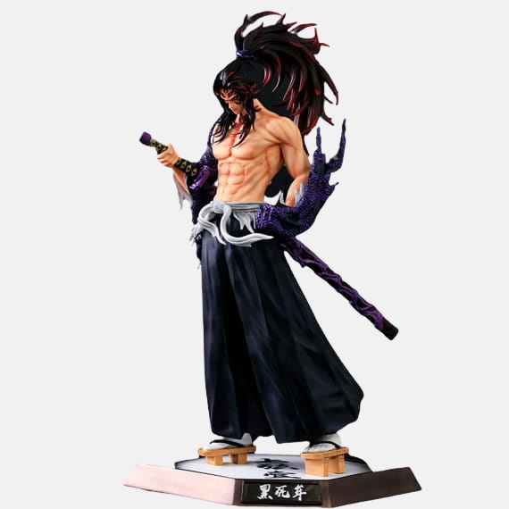 Vue de dos de la figurine de Kokushibo montrant sa longue queue de cheval.