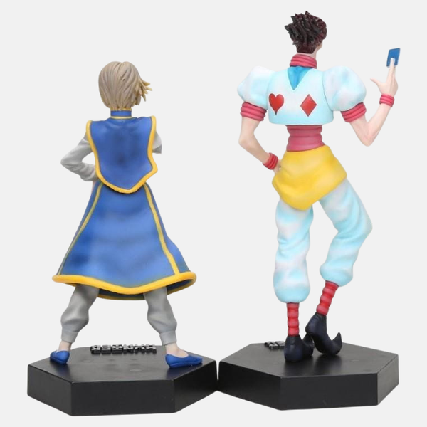 Vue arrière de la figurine de Kurapika, montrant les détails de sa tenue et de sa coiffure.