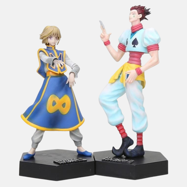 Figurine de Kurapika exposée dans une vitrine, mettant en valeur son design iconique et sa présence solennelle.