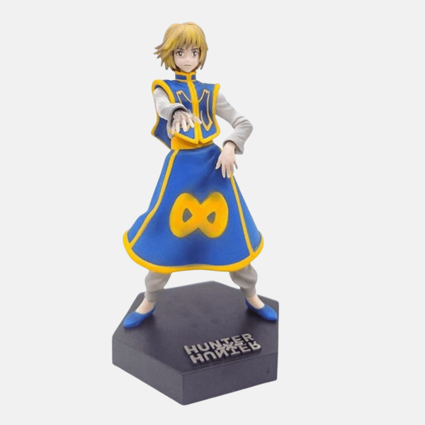 Figurine de Kurapika (21cm), vue de face, dans son tabard bleu et jaune du clan Kurta, avec une expression déterminée.