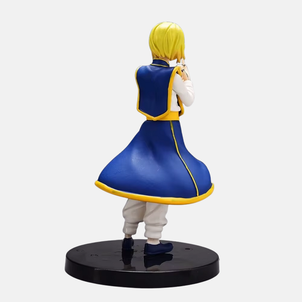 Vue arrière de la figurine de Kurapika, montrant les détails de son tabard et la disposition de ses chaînes.
