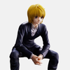 Vue de côté de la figurine de Kurapika assis, montrant les détails de sa posture et de son costume.