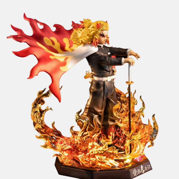 Gros plan sur le visage souriant et déterminé de la figurine Kyojuro Rengoku au milieu des flammes.