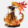 Figurine de Kyojuro Rengoku, le Pilier de la Flamme de Demon Slayer, entouré d'un vortex de feu.