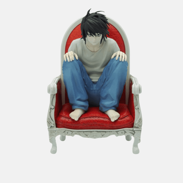 Figurine L Lawliet assis sur chaise rouge - Pose de détective emblématique 15cm