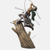 Figurine de Livaï Ackerman de L'Attaque des Titans, en pose de combat acrobatique, sautant d'un tronc d'arbre avec son équipement tridimensionnel.