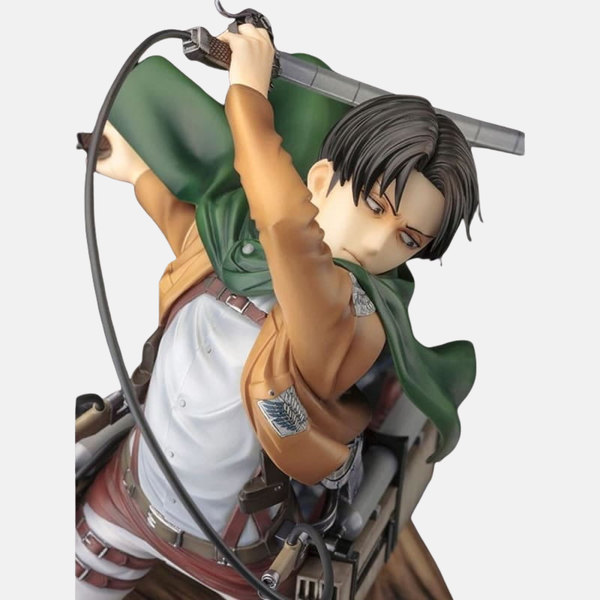 Vue de profil de la figurine de Livaï Ackerman, montrant son mouvement descendant le long du tronc d'arbre, lames dégainées.