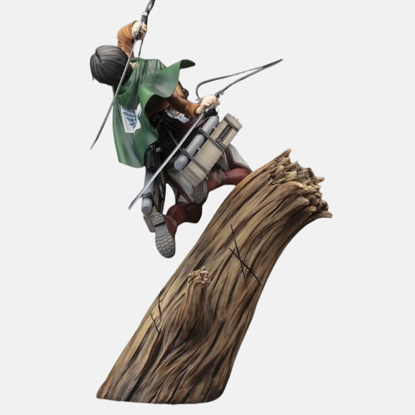 Gros plan sur le visage concentré de la figurine Livaï Ackerman en plein mouvement, avec le détail de son équipement.