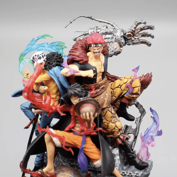 Vue de dessus de la figurine diorama de Luffy, Law et Kid, montrant la complexité de la sculpture et du socle.