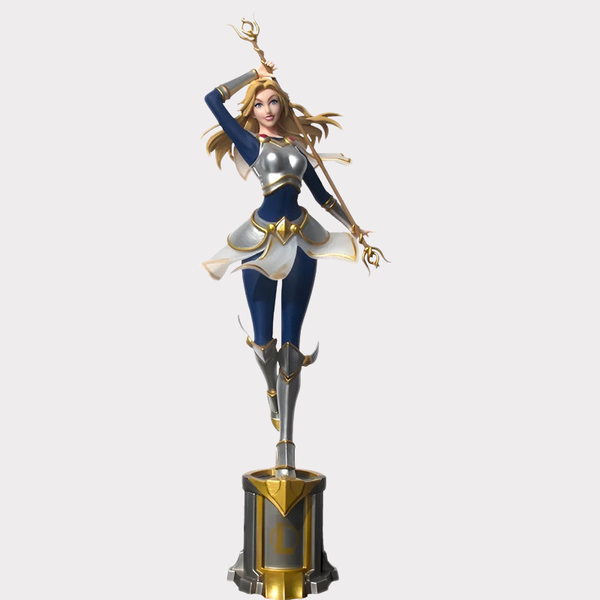 Figurine de Lux en PVC de 22cm, dans une pose dynamique où elle lance un sort de lumière avec son bâton, vêtue de son armure demacienne.