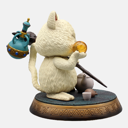 Vue de dos de la figurine Maître Karin 16cm, assis sur son coussin.