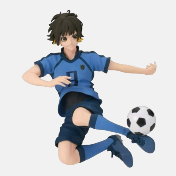 Figurine de Meguru Bachira de Blue Lock en pleine action de dribble, le ballon de foot à ses pieds. Il porte sa tenue bleue et noire, sourit avec énergie, et est vu de trois-quarts avant.