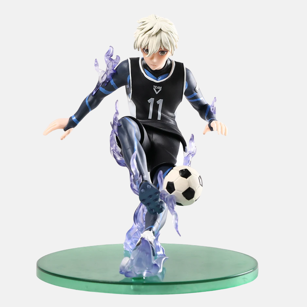 Figurine de Meguru Bachira de 20cm en pose de freestyle, jonglant avec un ballon, souriant, et portant sa tenue du FC Barcha.