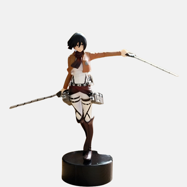 Figurine de Mikasa Ackerman de L'Attaque des Titans, en pose de soldat avec son uniforme du Bataillon d'exploration, son écharpe rouge et ses lames rengainées.