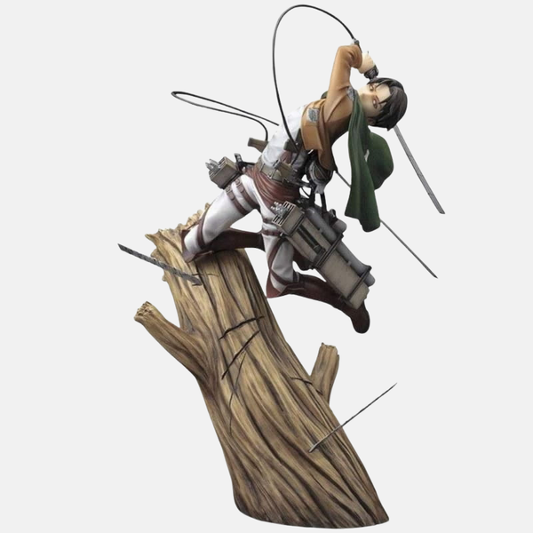 Vue de profil de la figurine de Mikasa Ackerman, montrant la dynamique de son mouvement et le détail de son équipement tridimensionnel sur le tronc d'arbre.