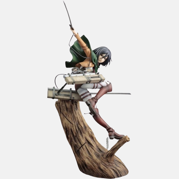 Figurine de Mikasa Ackerman de L'Attaque des Titans, en pose de combat acrobatique, sautant d'un tronc d'arbre avec son écharpe rouge au vent et ses lames dégainées.