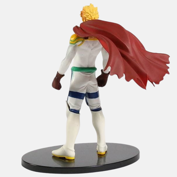 Vue latérale de la figurine de Mirio Togata, montrant les détails de sa cape rouge et sa posture héroïque.