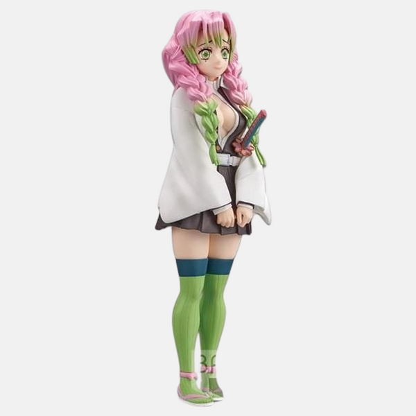 Gros plan sur le visage souriant et les tresses colorées de la figurine Mitsuri Kanroji.