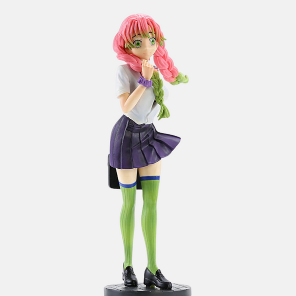 Gros plan sur le visage joyeux et souriant de la figurine Mitsuri Kanroji.