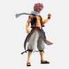 Vue arrière de la figurine de Natsu Dragnir, montrant son écharpe d'écailles et le symbole de la guilde Fairy Tail sur son épaule