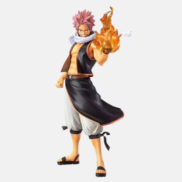 Figurine de Natsu Dragnir (20cm), vue de face, en posture de combat, chargeant une boule de feu dans son poing droit.