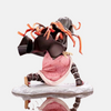 Vue de profil de la figurine de Nezuko en attaque, montrant le mouvement de ses cheveux.