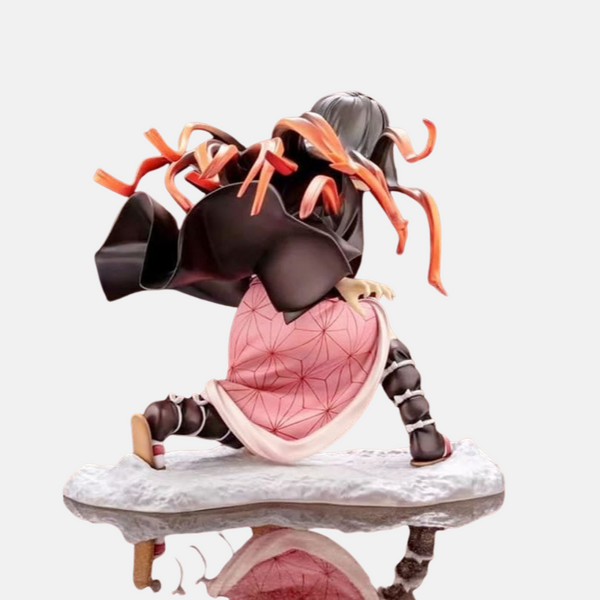 Vue de profil de la figurine de Nezuko en attaque, montrant le mouvement de ses cheveux.