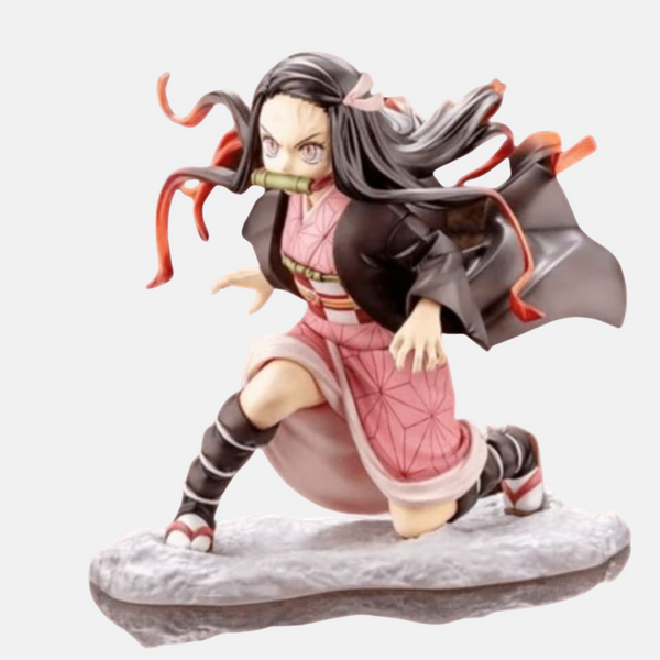 Figurine de Nezuko Kamado de Demon Slayer en pose de combat dynamique, prête à donner un coup de pied.