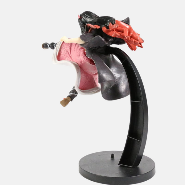 Vue de dos de la figurine de Nezuko en course, montrant le mouvement de ses vêtements.