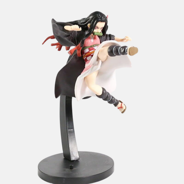 Vue de profil de la figurine de Nezuko Kamado, mettant en évidence sa vitesse.