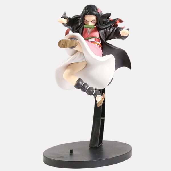 Gros plan sur le visage déterminé de la figurine de Nezuko en pleine course.
