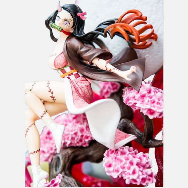 Vue d'ensemble de la figurine de Nezuko Kamado Adulte montrant la dynamique de la pose et la base.