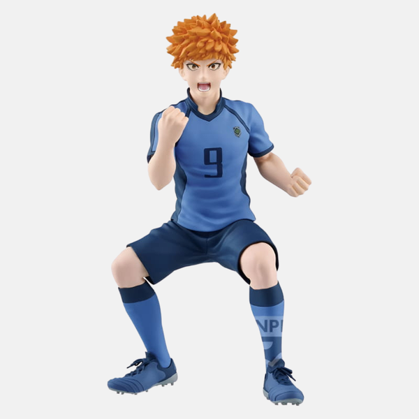 Figurine de Rensuke Kunigami de Blue Lock en vue de trois-quarts, armant sa frappe du pied gauche, avec une expression de concentration intense.