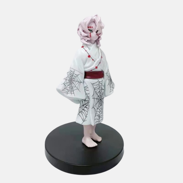 Gros plan sur le visage et les marques rouges de la figurine Rui.