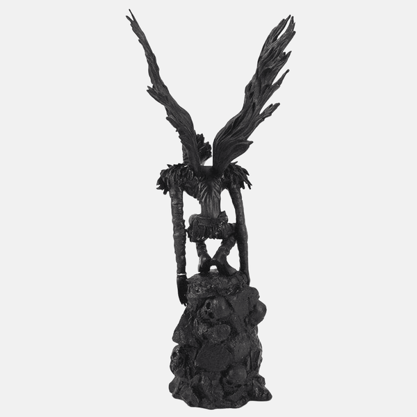 Gros plan sur le visage de Ryûk montrant les yeux rouges et la boucle d'oreille