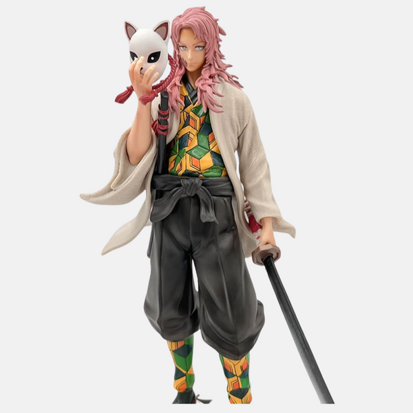 Gros plan sur le visage sévère de la figurine Sabito