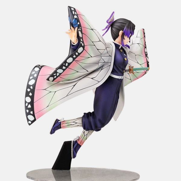 Vue de dos de la figurine Shinobu Kocho montrant son haori entièrement déployé comme des ailes.