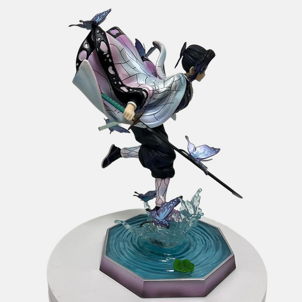 Vue de dos de la figurine de Shinobu Kocho montrant les papillons en vol.