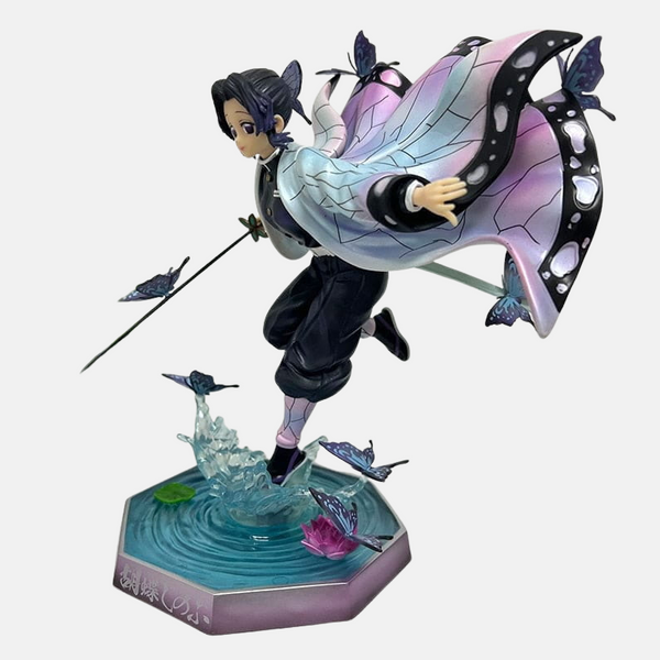 Vue de profil de la figurine de Shinobu, mettant en valeur la composition dynamique.