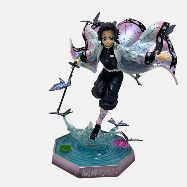 Gros plan sur le visage souriant de Shinobu au milieu de l'essaim de papillons.