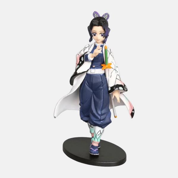 Figurine de Shinobu Kocho, le Pilier de l'Insecte de Demon Slayer, avec son haori en ailes de papillon.