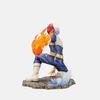 Vue latérale de la figurine de Shoto Todoroki, montrant le contraste entre les flammes dans sa main et la glace à ses pieds.
