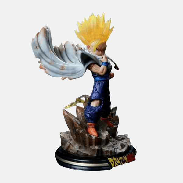 Vue de dos de la figurine Gohan SSJ2 20cm, montrant les détails de sa cape en lambeaux et de sa coiffure.