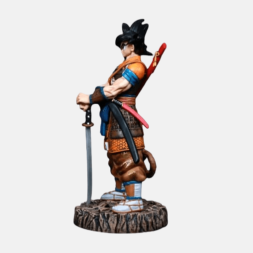 Vue arrière de la figurine Goku Samurai 26cm, mettant en avant le casque et la posture de combat.