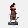 Vue de profil de la figurine Son Goku Samurai DBZ 26cm, montrant les détails de l'armure et du sabre.