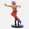 Vue de profil de la figurine Goku Ultra Instinct Complet 21cm, montrant sa musculature et son pantalon orange.