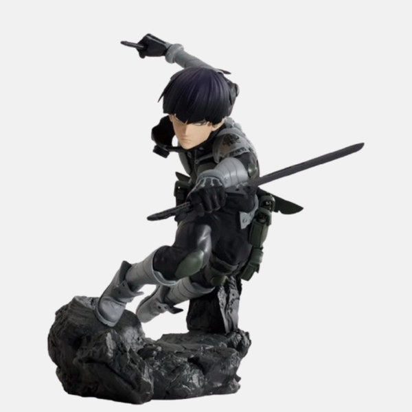 Figurine de Soshiro Hoshina (24cm) dans sa combinaison des Forces de Défense, en posture de combat avec ses deux katanas.