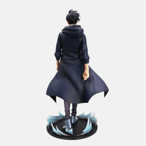 Vue de profil de la figurine de Sung Jin-Woo, montrant le mouvement de son manteau et sa pose de marche.