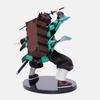 Vue de profil de la figurine Tanjiro Kamado montrant le mouvement de son haori et sa posture d'attaque.